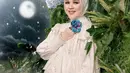 <p>Setelah menjalani maternity shoot bersama geng bundadari yang terdiri dari Jessica Iskandar, Yasmine Wildblood, dan Ria Ricis, Cut Meyriska menjalani pemotretan solo. (Instagram/Rogerojey).</p>