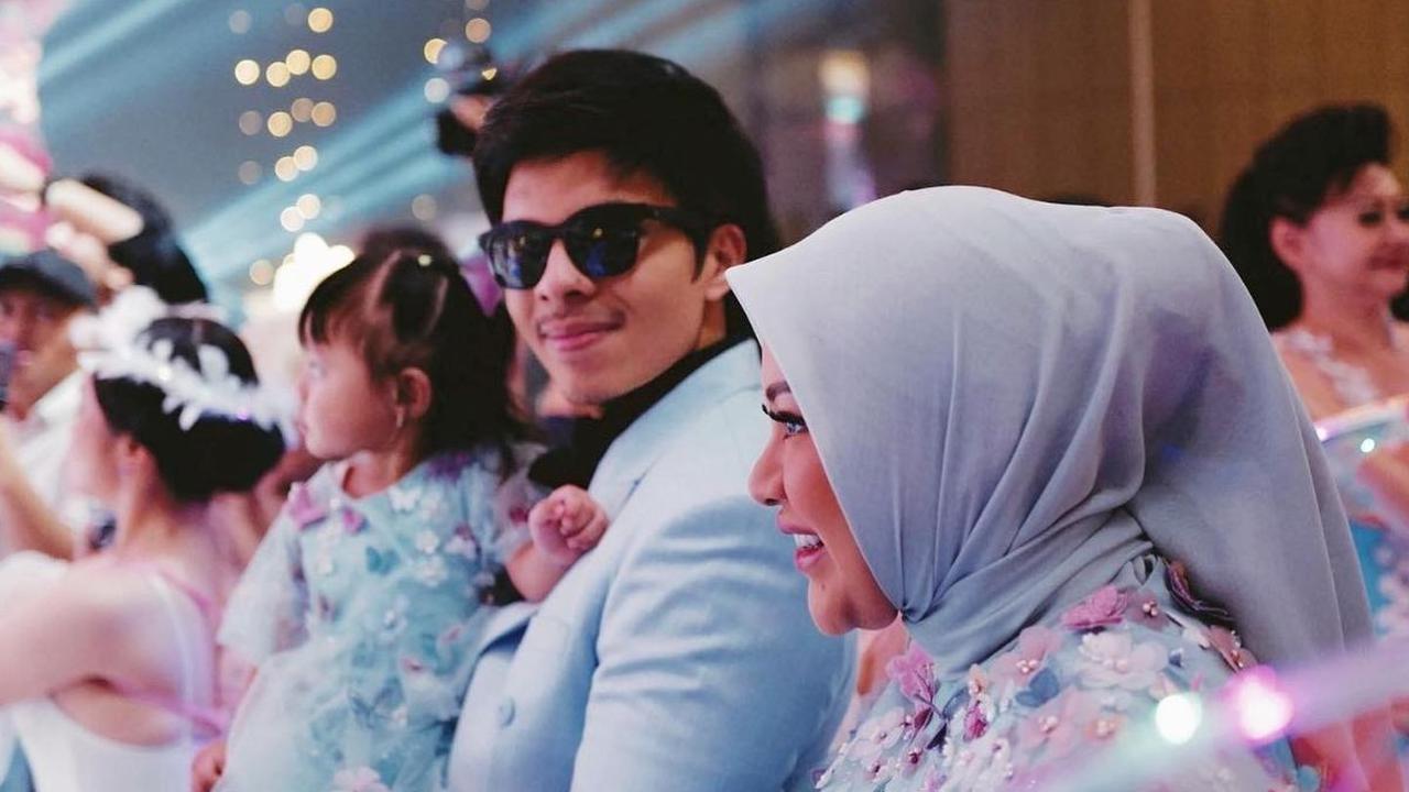 Penampilan Ameena di momen ulang tahun sang nenek langsung mencuri perhatian. Potretnya cute banget.<br>