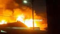 Kebakaran di Kramat Senen, Petugas Masih Berjibaku Padamkan Api