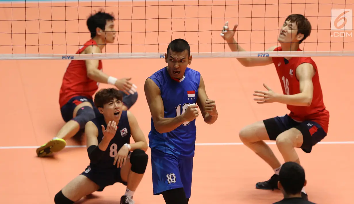 Pemain Timnas voli putra Indonesia, Hernanda Zulfi (ketiga kiri) merayakan poin saat melawan Korea Selatan pada perebutan tempat ketga Kejuaraan Voli Asia 2017 di GOR Tri Dharma, Gresik, Selasa (1/8). Indonesia kalah 3-0. (Liputan6.com/Helmi Fithriansyah)