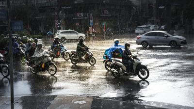 8 Cara Mencegah Celana Bagian Bawah Basah saat Naik Motor Ketika Hujan