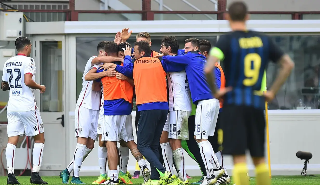 Para pemain Cagliari merayakan keberhasilan menaklukkan Inter Milan pada laga Serie A di Stadion San Siro, Milan, Minggu (16/20/2016). Inter Milan kalah 1-2 dari Cagliari. (AFP/Giuseppe Cacace)