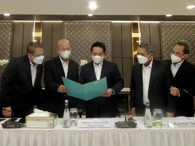 Direktur Utama Bank Syariah Indonesia Hery Gunardi (ketiga kiri) bersama jajaran Direksi pada press conference pemaparan kinerja triwulan III tahun 2021, di Jakarta, Kamis (28/10/2021). PT Bank Syariah Indonesia Tbk (BSI) menorehkan kinerja yang solid pada triwulan III 2021. (Liputan6.com/HO/BSI)