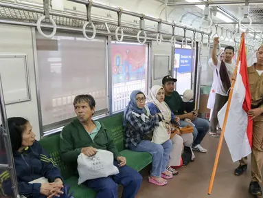 Petugas KAI Commuter menampilkan aksi teatrikal Pertempuran 10 November 1945 di Stasiun Jakarta Kota, Jakarta, Senin (11/11/2024). (Liputan6.com/Herman Zakharia)