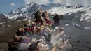 Llama muda dibakar sebagai persembahan ritual Pachamama atau Ibu Bumi di gunung La Cumbre, pinggiran La Paz, Bolivia, Rabu (1/8). Bulan Agustus, orang-orang berkumpul melakukan persembahan menghormati dewi bumi dan meminta keberuntungan. (AP/Juan Karita)