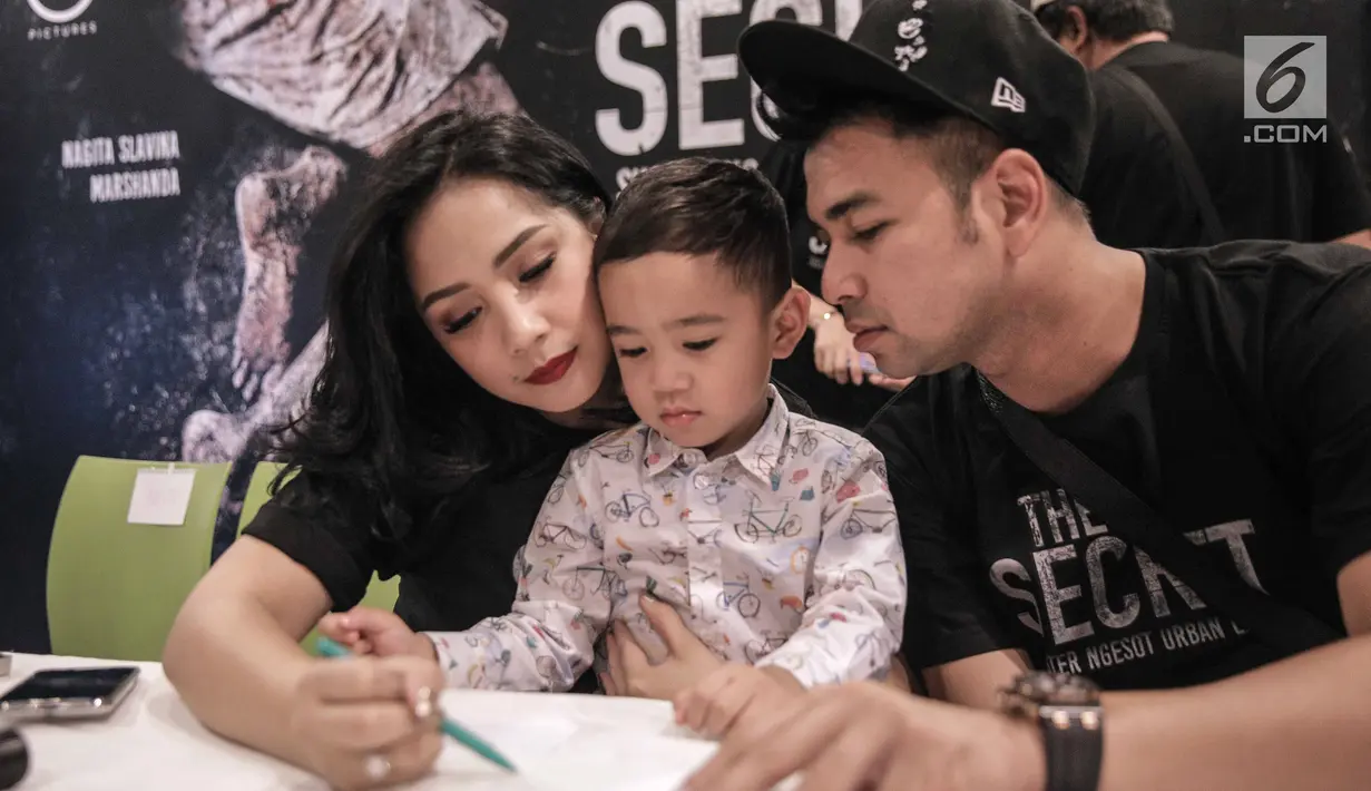 Raffi Ahmad dan Nagita Slavina mengajari Rafatar Maliq Ahmad saat launching buku The Secret: Suster Ngesot Urband Legend di kawasan Thamrin, Jakarta, Jumat (9/2). Raffi berencana menggarap film dengan genre horor. (Liputan6.com/Faizal Fanani)