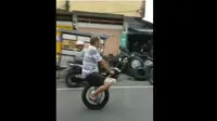 Seorang kakek tertangkap kamera sedang mengendarai motor satu rodanya (instagram)