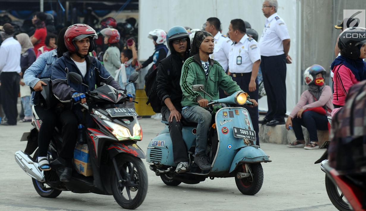 Pemudik menggunakan Vespa keluaran tahun 60 an saat masuk ke dalam kapal penyeberangan di Pelabuhan Merak, Banten, Jumat (23/6). H-2 Lebaran 2017, ribuan pemudik bermotor memadati dermaga 6 Pelabuhan Banten. (Liputan6.com/Helmi Fithriansyah)