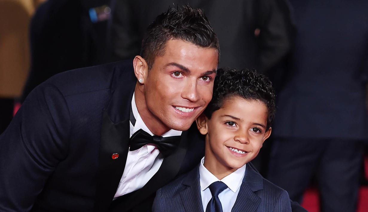 Pesepak bola, Cristiano Ronaldo bersama putranya Cristiano Ronaldo Jr. foto bersama ketika menghadiri pemutaran perdana fim dokumenter "Ronaldo" di Leicester Square, Inggris, Senin (9/11/2015). (EPA/Facundo Arrizabalaga)