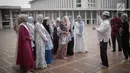 Kepala Protokol Masjid Istiqlal, Abu Hurairah, Corporate Secretary SCM Gilang Iskandar bersama peserta Puteri Muslimah Asia 2018 saat tour Mesjid Istiqlal, Jakarta, Kamis (3/4). (Liputan6.com/Faizal Fanani)