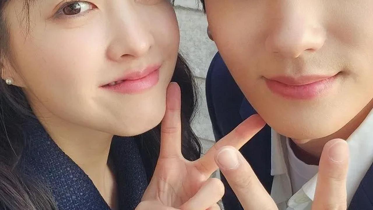 Park Hyung Sik dan Park Bo Young menghangatkan hati penggemar dengan selfie imut mereka dari lokasi syuting "Strong Girl Namsoon."