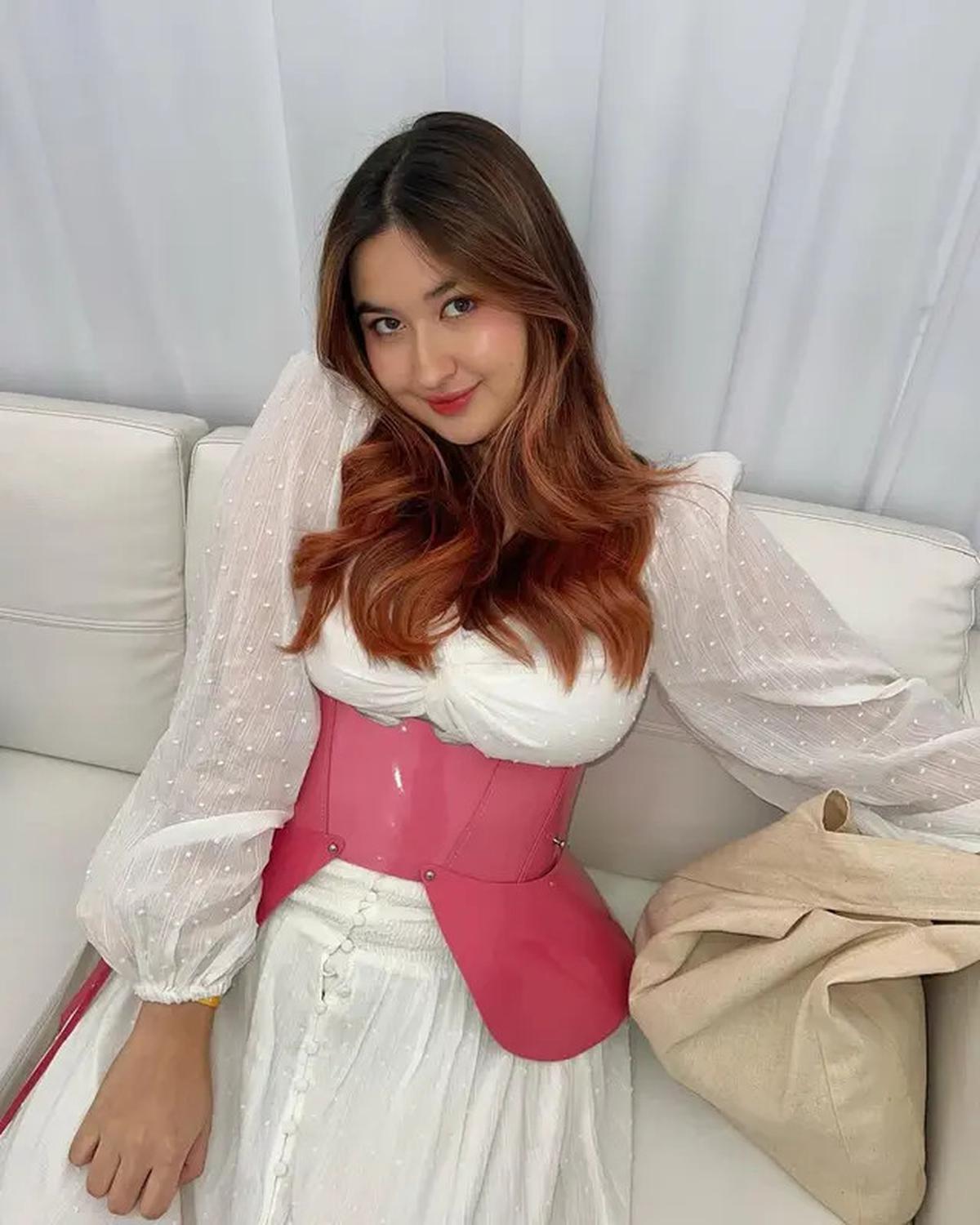 6 Potret Stephanie Poetri Pakai Dress, dari Look Edgy hingga Romantis