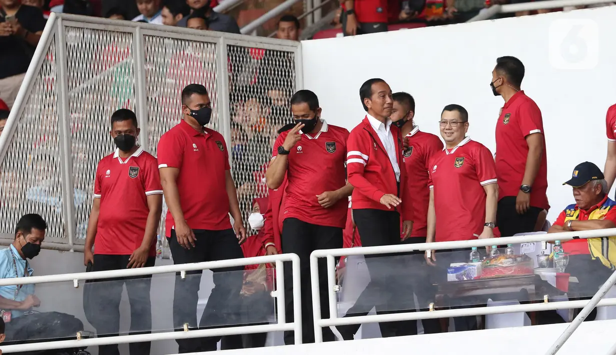 Presiden Joko Widodo menyapa supporter saat jeda laga timnas Indonesia melawan Thailand pada lanjutan kualifikasi Grup A Piala AFF 2022 di Stadion Utama Gelora Bung Karno, Jakarta, Kamis (29/12/2022). Laga berakhir imbang 1-1 meski Indonesia sempat unggul lewat gol yang dicetak Marc Anthony Klok lewat titik putih. (Liputan6.com/Helmi Fithriansyah)