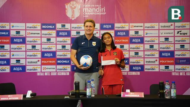 Timo Scheunemann (kiri) bersama Jazlyn Kayla Firyal