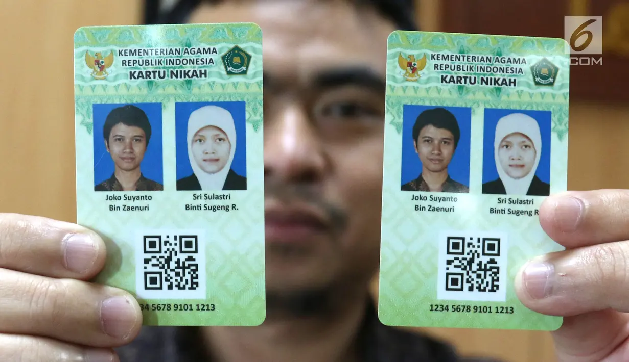 etugas Kementerian Agama (Kemenag) menunjukan kartu nikah di kantor Kemenag, Jakarta, Rabu (14/11). Kemenag akan mengeluarkan kartu nikah sebagai pelengkap buku nikah karena maraknya pemalsuan. (Liputan6.com/Angga Yuniar)