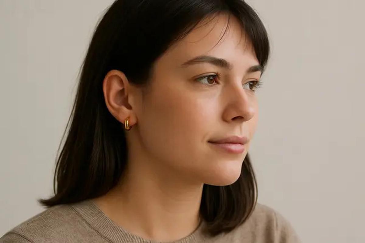 6 Pilihan Anting Emas Bulat Minimalis Modern, Percantik Penampilan Elegan Anda di 2025