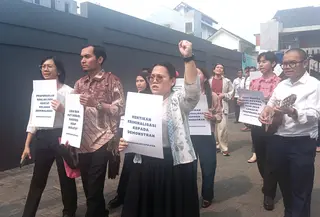 Terik matahari tak menyurutkan massa Serikat Tahanan Politik (Setapol) yang berkumpul di depan gedung pengadilan. (Liputan6.com/Alya Putri Agustina)