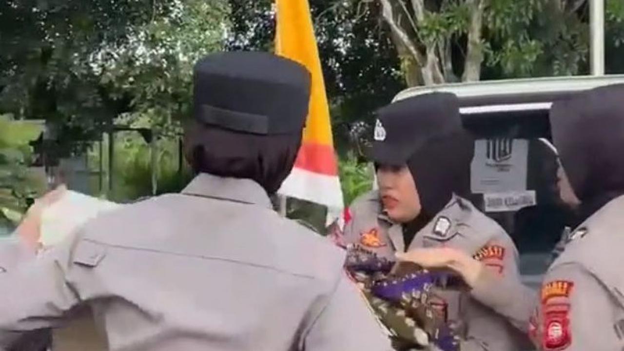 Aksi Heroik Polwan dan Satlantas Bantu Ibu Hamil yang Akan Melahirkan di Sambas, Viral