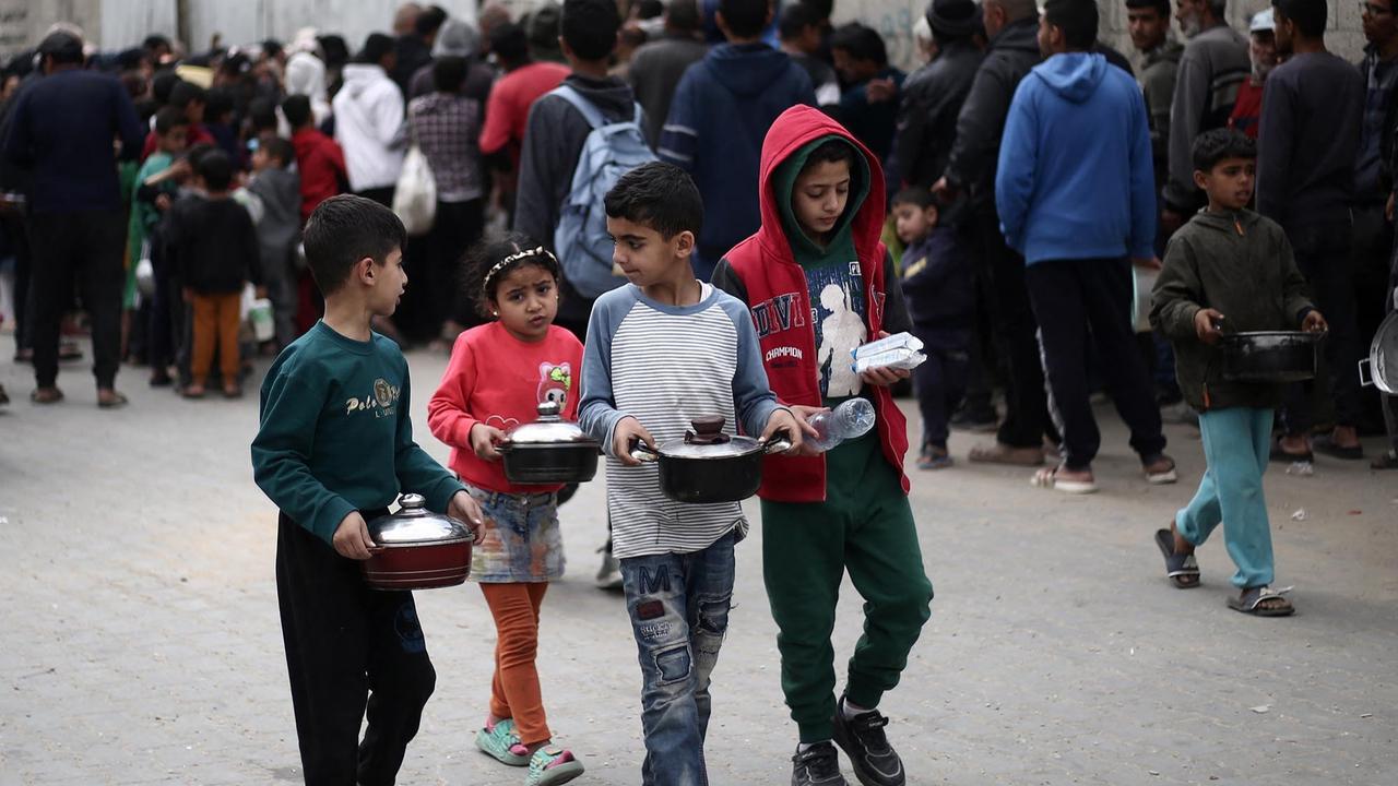 FOTO: Pilu! Ratusan Anak Gaza Kelaparan Mengantri Makanan