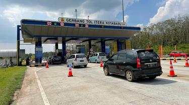 Sebanyak 46.902 kendaraan meninggalkan Pulau Sumatra untuk kembali ke Pulau Jawa melalui Jalan Tol Trans Sumatera (JTTS) via Gerbang Tol (GT) Bakauheni Selatan. (Dok Hutama Karya)