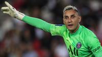 Keylor Navas. Setelah 5 musim membela Real Madrid mulai 2014/2015 hingga 2018/2019, kiper berusia 34 tahun ini hijrah ke PSG pada awal 2019/2020 akibat kalah bersaing dengan Thibaut Courtois. Kini, dengan status sebagai kiper utama PSG, ia siap menantang Thibaut Courtois. (AFP/Sameer Al-Doumy)
