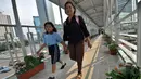 Warga berjalan menggunakan jembatan penyebrangan orang (JPO)  Bundaran HI, Jakarta, Jumat (20/3/2015). Pemprov DKI akan menjadikan JPO di kawasan Bundaran HI sebagai standar JPO yang ada di Jakarta nanti. (Liputan6.com/Faizal Fanani)