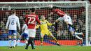 Aksi pemain Manchester United, Chris Smalling (kanan) mencetak gol ke gawang Wigan Athletic pada putaran keempat Piala FA di Old Trafford, Manchester,  (29/1/2017). Manchester United menang 4-0. (AP/Rui Vieira)