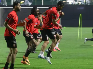 Pemain Timnas Bahrain melakukan sesi latihan jelang pertandingan lanjutan Kualifikasi Piala Dunia 2026 di Lapangan A, Kompleks Gelora Bung Karno, Senayan, Jakarta, Sabtu (22/3/2025). (Liputan6.com/Herman Zakharia)