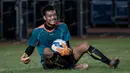 Kiper Arema Cronus, Kurnia Meiga, tampak rileks saat latihan jelang final Torabika Bhayangkara Cup 2016 di Stadion Utama Gelora Bung Karno, Jakarta, Sabtu (2/4/2016). (Bola.com/Vitalis Yogi Trisna)