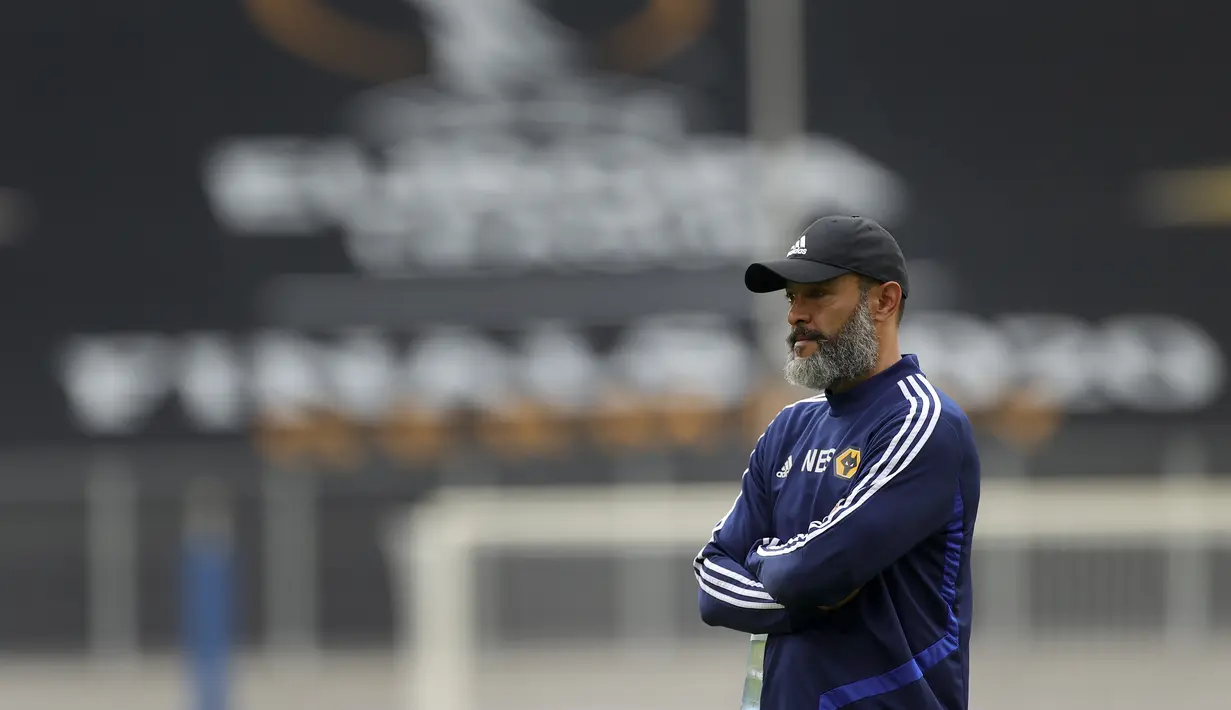 Pelatih Wolverhampton Wanderers, Nuno Espirito Santo melihat pemainnya berlatih jelang menghadapi Sevilla pada perempat final Liga Europa di Duisburg, Jerman, Senin (10/8/2020). (AP Photo/Ina Fassbender)