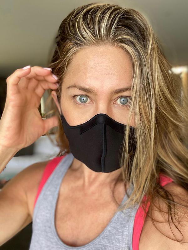 Jennifer Aniston mengenakan masker. (Instagram/ jenniferaniston)
