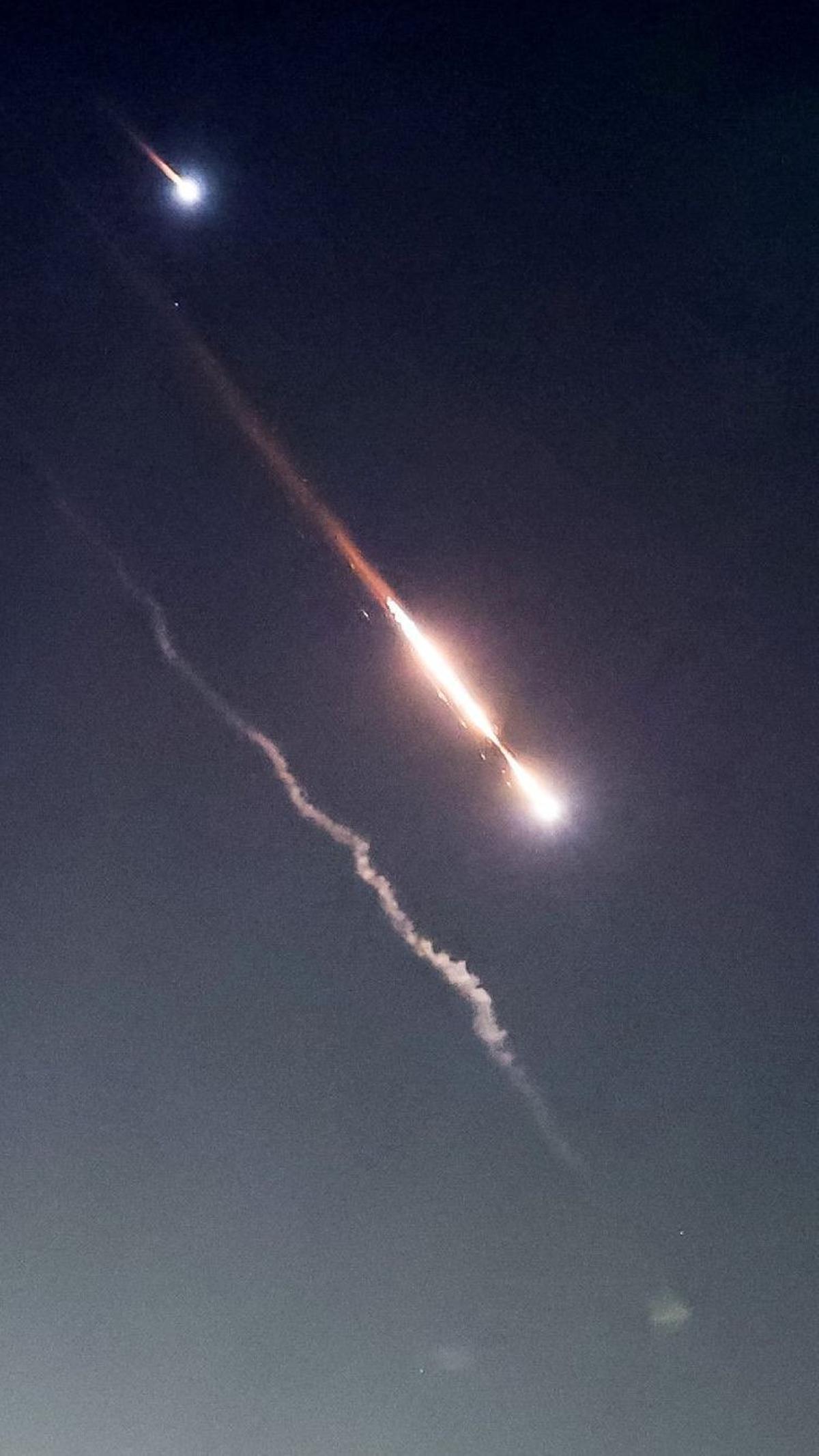 Serangan tersebut dilakukan sebagai balasan atas&nbsp;serangan Israel terhadap konsulat Iran di Damaskus, Suriah,&nbsp;pada 1 April 2024, yang menewaskan tujuh anggota Garda Revolusi Iran. Foto: RUTERS/Ronen Zvulun