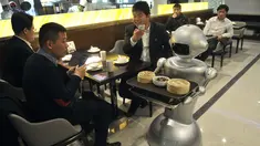 Sebuah robot menyajikan makanan di restoran Robot di Hefei, China, Jumat (26/12/2014). (REUTERS/Stringer)