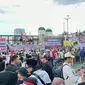 Massa aksi demo tolak hasil Pemilu 2024 di depan Gedung DPR RI, Senayan, Jakarta, Selasa (5/3/) membakar ban bekas. (Liputan6.com/Nanda Perdana Putra)