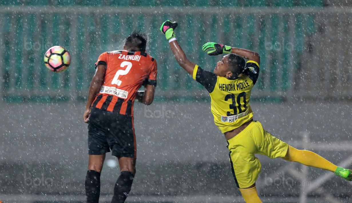Kiper Perseru Serui, Hendra Molle membuang bola saat melawan PS TNI pada lanjutan Liga 1 2017 di Stadion Pakansari, Bogor (07/10/2017). PS TNI menang 2-1. (Bola.com/Nicklas Hanoatubun)