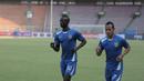 Pemain Persib, Atep dan Makan Konate berlari-lari santai saat berlatih jelang laga final Piala Presiden 2015 menghadapi Sriwijaya FC di Stadion Utama Gelora Bung Karno, Jakarta, Sabtu (17/10/2015). (Bola.com/Vitalis Yogi Trisna)
