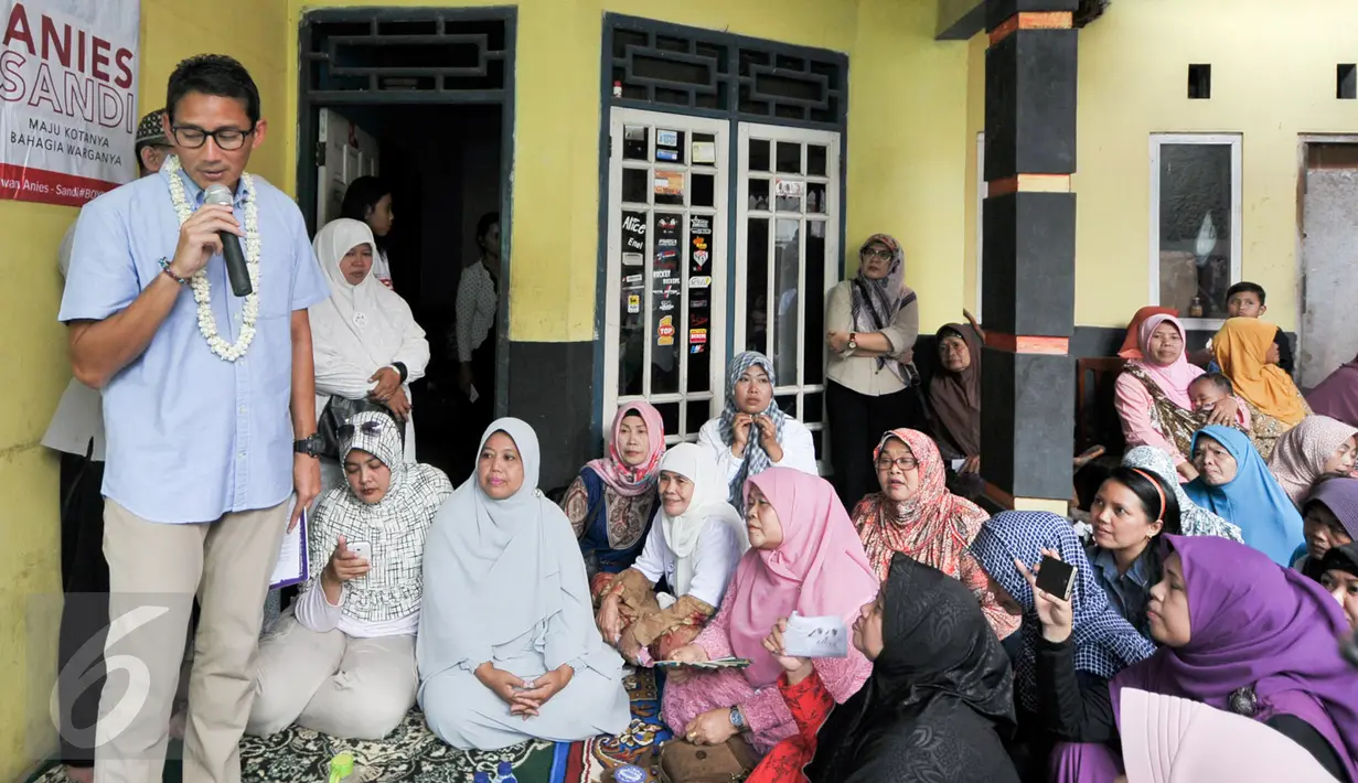 Antusias warga mendengarkan Cawagub DKI Jakarta, Sandiaga Salahudin Uno menyampaikan program kerjanya bila terpilih nanti, Jakarta, Rabu (16/11). (Liputan6.com/Yoppy Renato)