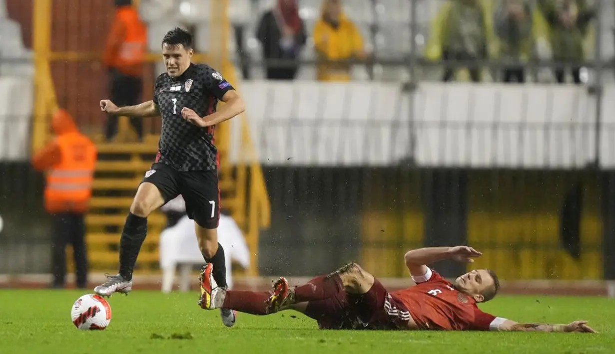 Pemain Kroasia Josip Brekalo (kiri) berebut bola dengan pemain Rusia Dmitriy Barinov pada pertandingan sepak bola kualifikasi Grup H Piala Dunia 2022 di Stadion Poljud, Split, Kroasia, 14 November 2021. Kroasia menang 1-0. (AP Photo/Darko Bandic)