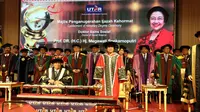 Presiden Ke-5 RI yang juga Ketua Umum PDI Perjuangan (PDIP) Megawati Soekarnoputri meraih gelar doktor honoris causa yang ke-10 dari Universiti Tun Abdul Rahman (UTAR), Selangor, Malaysia, pada Senin (2/10/2023). (Ist)