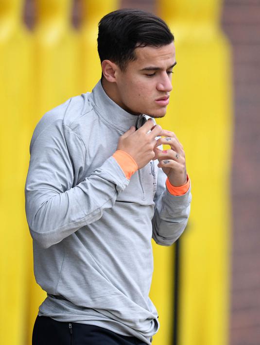 Gelandang Liverpool, Philippe Coutinho, merapikan bajunya saat mengikuti sesi latihan jelang laga Liga Champions di Melwood, Liverpool, Senin (25/9/2017). Liverpool akan berhadapan dengan Spartak Moskow. (AFP/ Paul Ellis)
