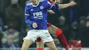 Bek Liverpool, Neco Williams berebut bola dengan pemain Leicester City, Luke Thomas pada pertandingan perempat final Piala Liga Inggris di Stadion Anfield, Inggris, Kamis (22/12/2021). Liverpool menang adu penalti atas Leicester dengan skor 5-4. (AP Photo/Jon Super)