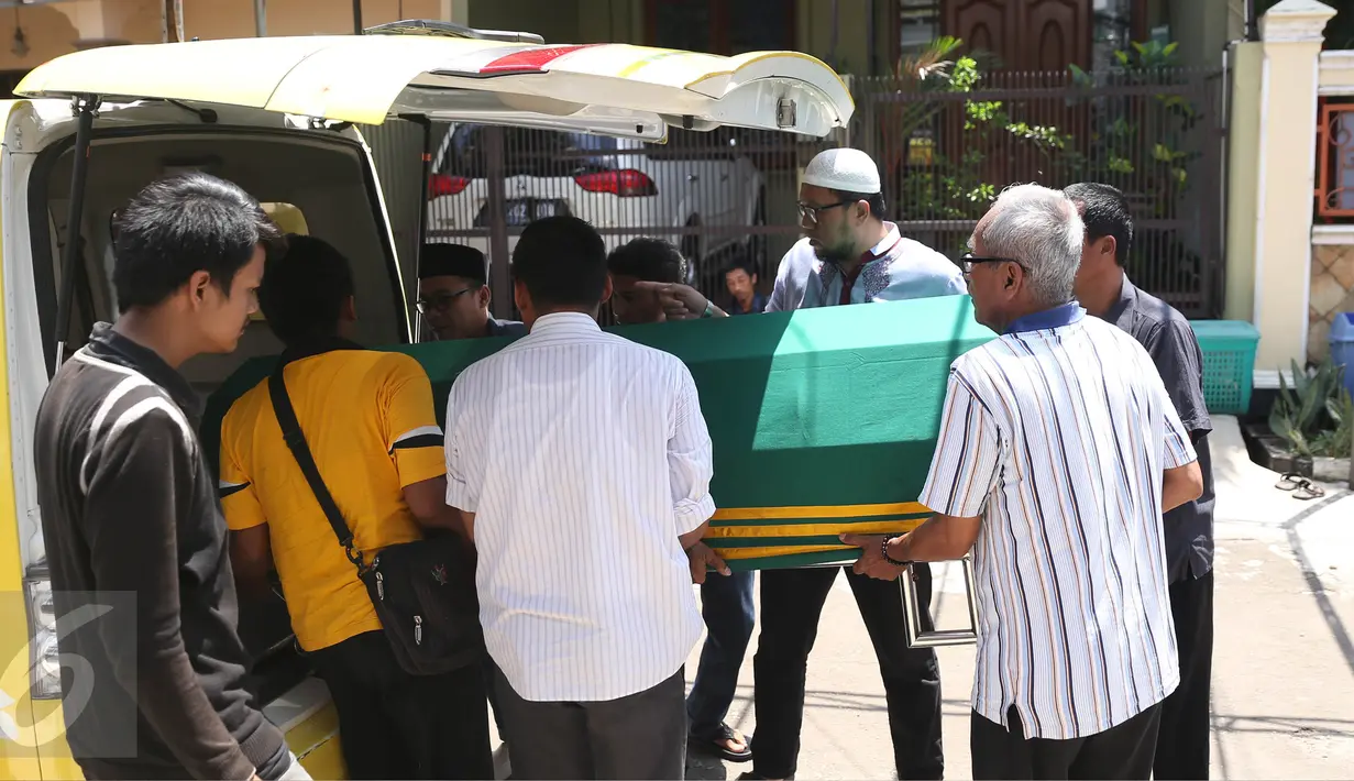 Kerabat mengeluarkan jenazah pesinetron Renita Sukardi dari mobil ambulan setibanya di rumah duka kawasan Pondok Kelapa, Jakarta, Senin (10/4). Renita meninggal dunia usai dirawat karena menderita kanker payudara stadium 3B. (Liputan6.com/Herman Zakharia)