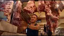 Sejumlah pedagang daging sapi menyebutkan, kenaikan harga akan terjadi lagi empat hari menjelang Lebaran, Pasar Minggu, Jakarta, Kamis (24/7/2014) (Liputan6.com/Miftahul Hayat)