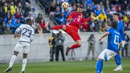 Kiper Italia, Guglielmo Vicario, menghalau bola saat melawan Ekuador pada laga uji coba internasional di Red Bull Arena di Harrison, New Jersey, pada Senin (25/3/2024). (AP Photo/Eduardo Munoz Alvarez)