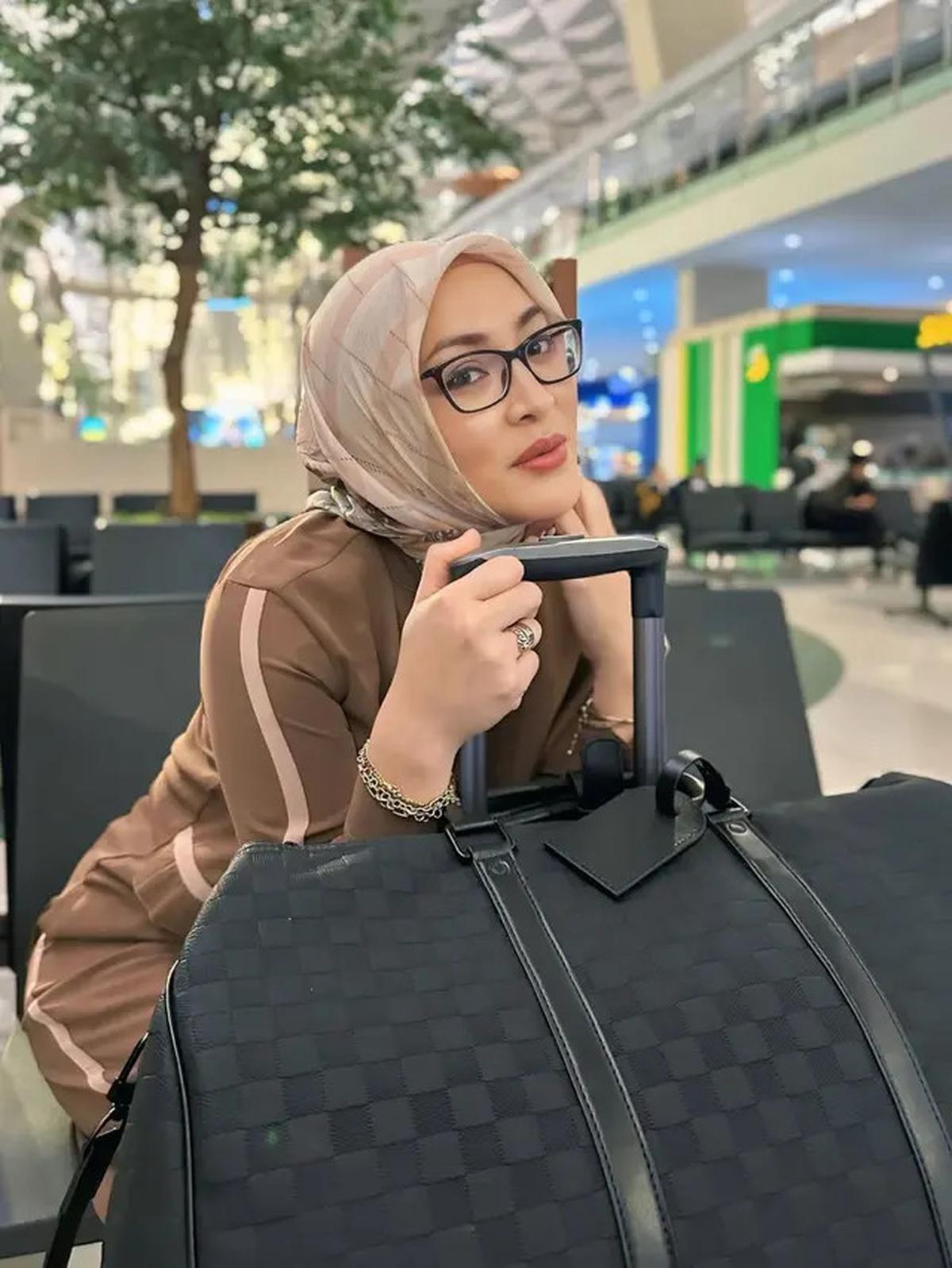 5 Gaya Angelina Sondakh saat di Bandara, Feminin dan Profesional