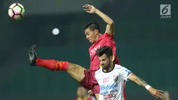 Gelandang Bali United, Stefano Lilipaly (bawah) berebut bola dengan pemain Bhayangkara FC pada lanjutan Liga 1 Indonesia di Stadion Patriot Candrabhaga, Bekasi, Jumat (29/9). Bali United kalah 2-3 dari Bhayangkara FC. (Liputan6.com/Helmi Fithriansyah)