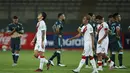 Para pemain Peru tertunduk lesu usai melawan Argentina pada pertandingan kualifikasi Piala Dunia 2022 di Lima, Peru, Selasa (17/11/2020). Argentina menang 2-0 atas Peru. (Daniel Apuy, Pool via AP)