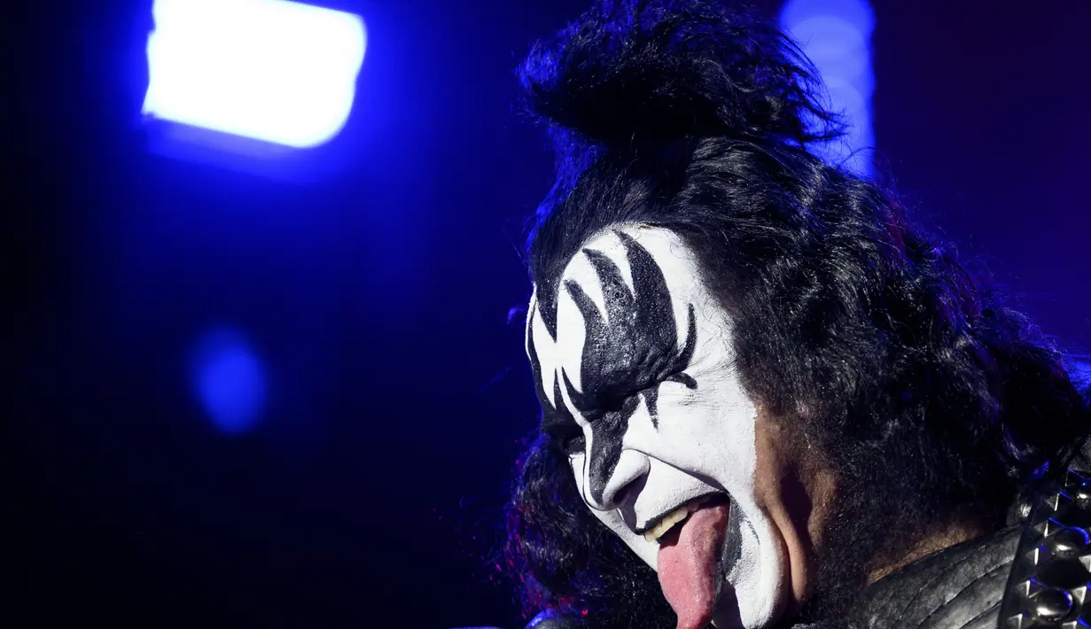 Musisi Gene Simmons dari grup heavy metal AS Kiss beraksi di atas panggung pada hari pertama Paleo Festival ke-45, di Nyon, Swiss (19/7/2022). Festival ini akan berlangsung hingga 24 Juli dan menampilkan beberapa talenta musik terbaik dari seluruh dunia. (Laurent Gillieron/Keystone via AP)