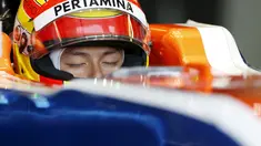 Pebalap Manor Racing asal Indonesia, Rio Haryanto, berdoa sebelum memulai latihan bebas pertama F1 GP Australia di Sirkuit Albert Park, Australia, Jumat (18/3/2016). (Reuters/Brandon Malone)