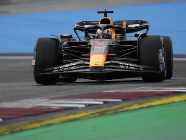 Pembalap Red Bull Max Verstappen mengemudikan mobilnya saat sesi kualifikasi jelang balapan mobil F1 GP Austria 2023 di Red Bull Ring Circuit, Spielberg, Austria, Jumat (30/6/2023). (AP Photo/Darko Vojinovic)